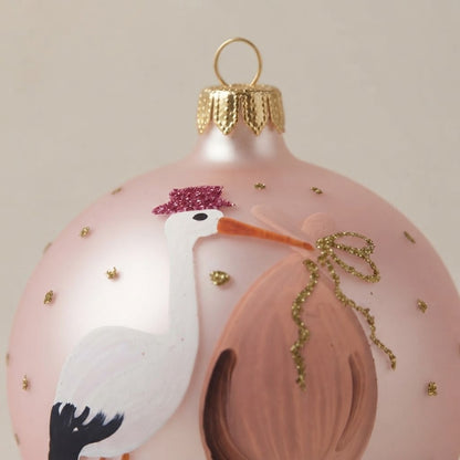 Dettaglio della cicogna con cappellino in glitter rosa
