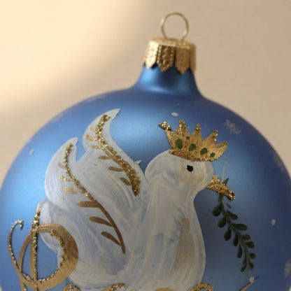 Palla di Natale colomba con corona e scritta Peace su blu, Ø 10 cm – dettaglio del decoro