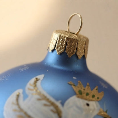 Palla di Natale colomba con corona e scritta Peace su blu, Ø 10 cm – dettaglio del cappuccio