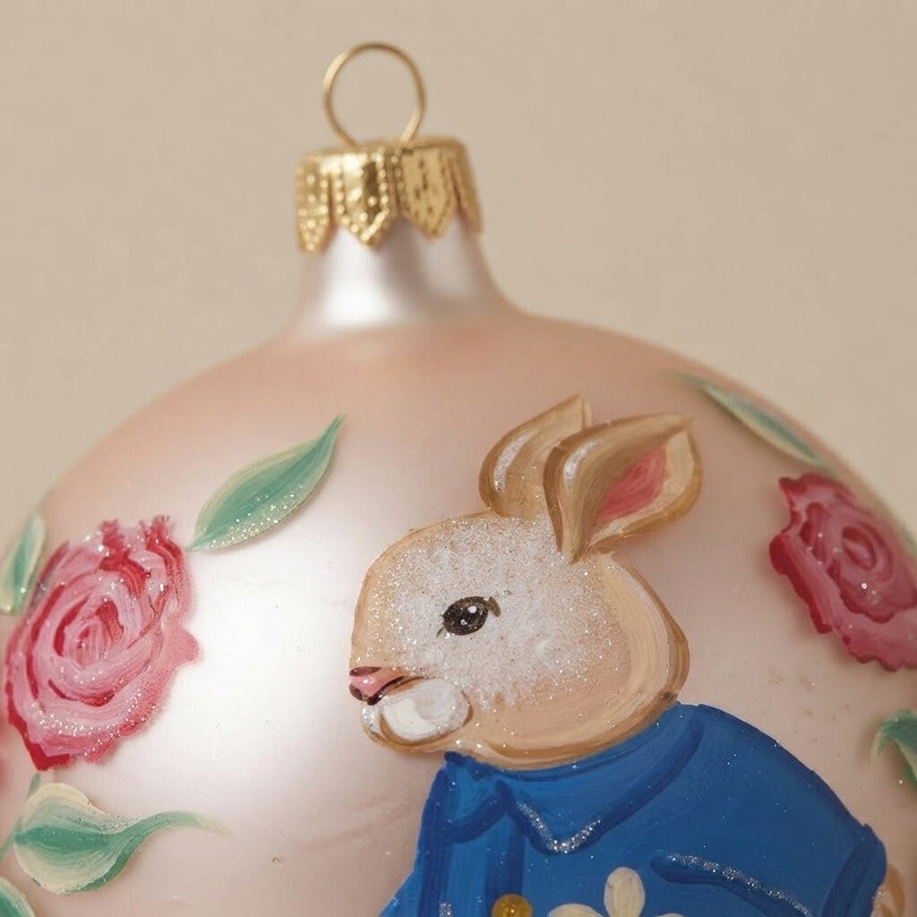 Dettaglio del decoro: palla di Natale coniglietto con giacca blu e rose, Ø 10 cm