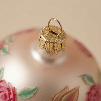 Dettaglio ravvicinato: palla di Natale coniglietto con giacca blu e rose, Ø 10 cm
