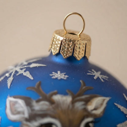 Dettaglio ravvicinato: palla di Natale cucciolo di renna su blu, Ø 12 cm