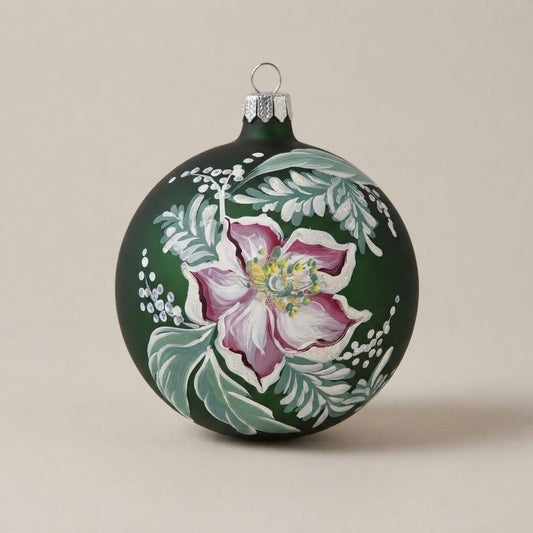 Palla di Natale Ø 10 cm dipinta a mano: elleboro rosa e vischio su fondo verde