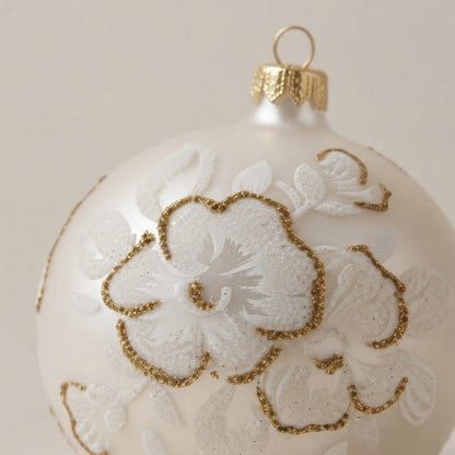 Palla di Natale fiori bianchi in rilievo e oro, Ø 10 cm – dettaglio del decoro