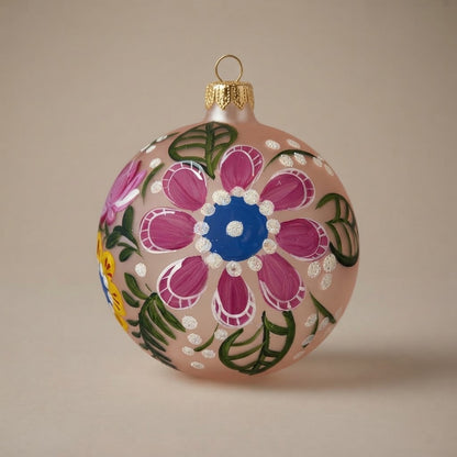 Palla di Natale Ø 10 cm rosa cipria con fiori fucsia e blu dipinti a mano