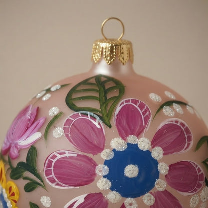 Dettaglio del fiore fucsia con cuore blu e puntini in glitter