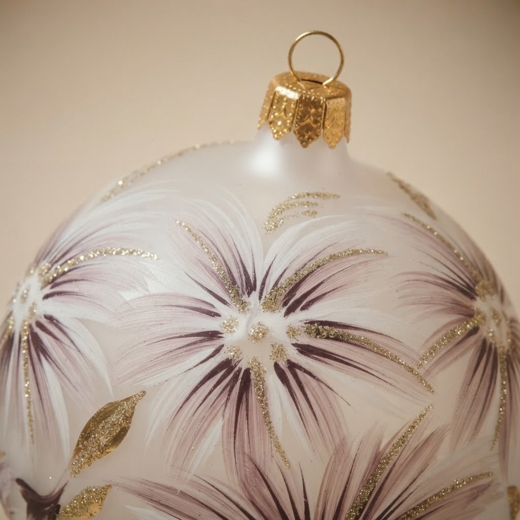 Palla di Natale fiori viola su vetro satinato, Ø 10 cm – dettaglio del decoro