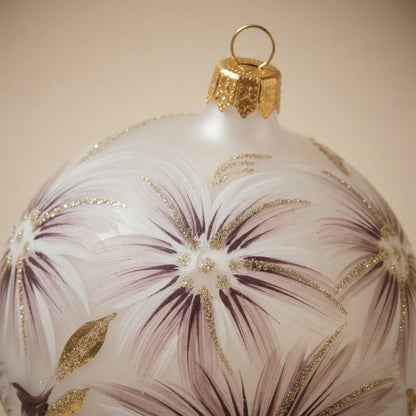 Palla di Natale fiori viola su vetro satinato, Ø 10 cm – dettaglio del decoro
