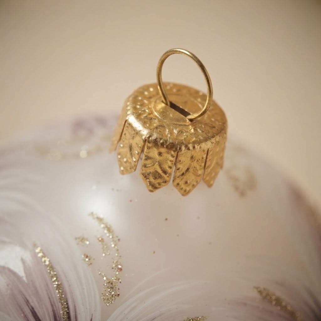 Palla di Natale fiori viola su vetro satinato, Ø 10 cm – dettaglio del cappuccio