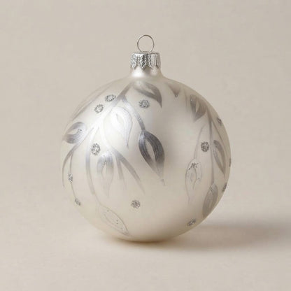 Palla di Natale Ø 10 cm con foglie argento dipinte a mano su fondo bianco perla