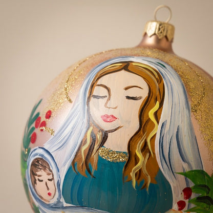 Dettaglio del decoro dipinto a pennello: volto della Madonna con aureola in glitter dorato