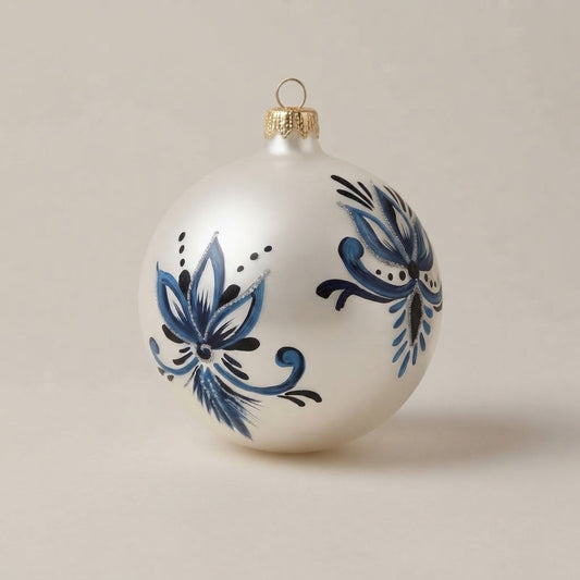 Palla di Natale Ø 10 cm dipinta a mano in stile maiolica: fiori blu bordati di glitter argento su fondo bianco perla