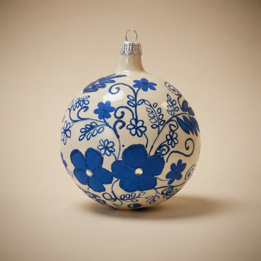 Palla di Natale maiolica con fiori blu su bianco, Ø 10 cm