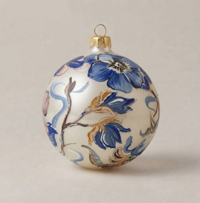 Palla di Natale Ø 10 cm dipinta a mano in stile maiolica: fiori blu e rosa tra rametti su fondo bianco perla