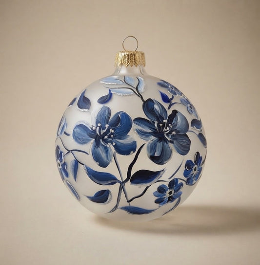 Palla di Natale Ø 10 cm dipinta a mano in stile maiolica: fiori blu su vetro satinato trasparente