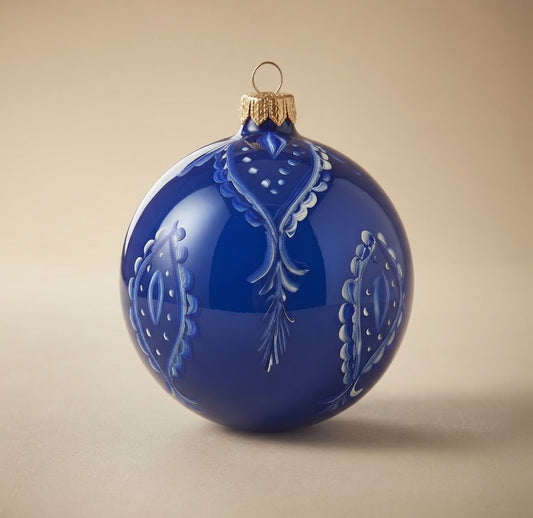 Palla di Natale Ø 10 cm dipinta a mano in stile maiolica: gocce bianche e azzurre su fondo blu lucido