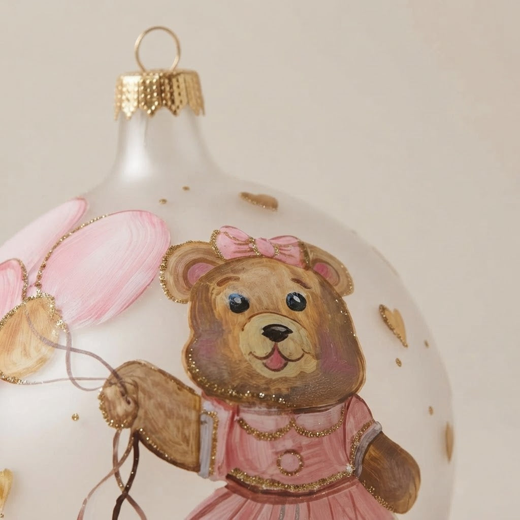 Dettaglio dell'orsetta con vestitino rosa e glitter oro