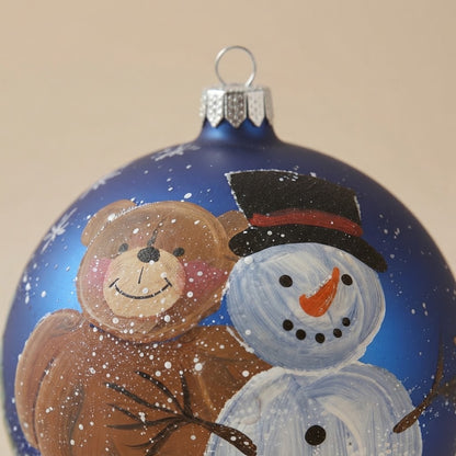 Dettaglio del decoro: palla di Natale orsetto e pupazzo di neve su blu, Ø 12 cm