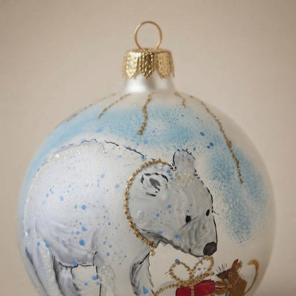 Palla di Natale orso polare con regalo, Ø 10 cm – dettaglio del decoro