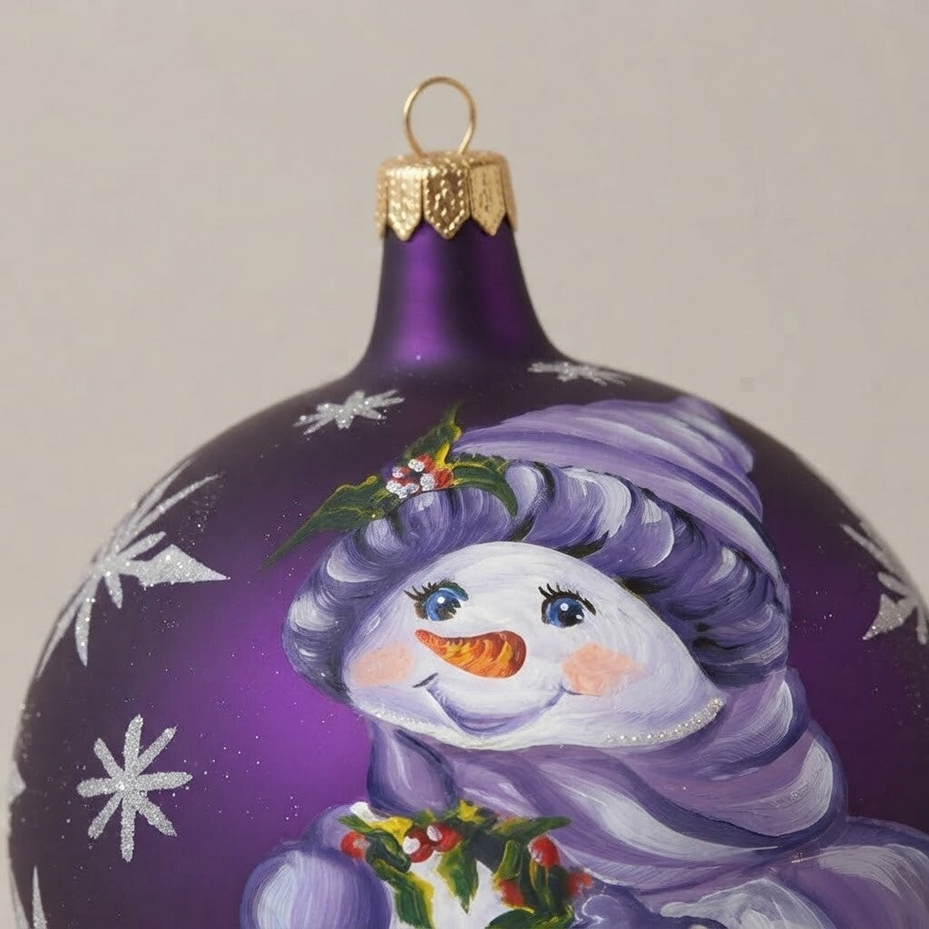 Dettaglio del decoro: palla di Natale pupazzo di neve su viola, Ø 12 cm