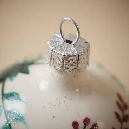 Palla di Natale rametti e bacche su bianco, Ø 10 cm – dettaglio del cappuccio