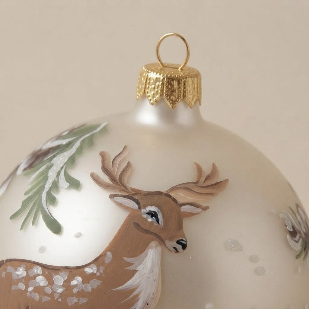 Dettaglio del decoro: palla di Natale renna e pigne, Ø 10 cm