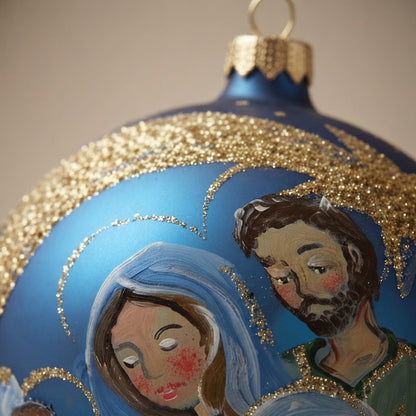 Dettaglio del decoro: palla di Natale Sacra Famiglia su blu, Ø 12 cm