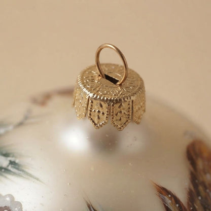 Palla di Natale scoiattolo su avorio, Ø 10 cm – dettaglio del cappuccio