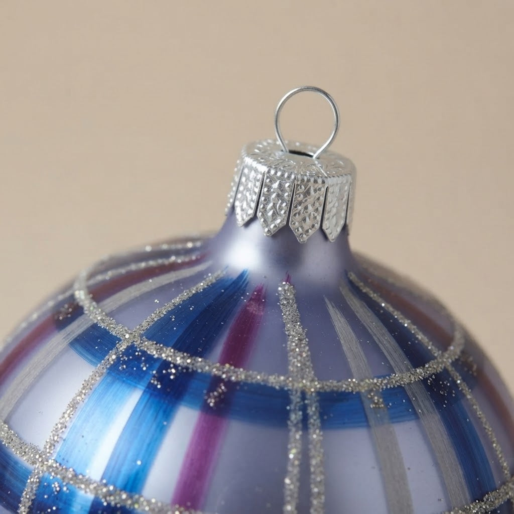 Dettaglio del decoro dipinto a pennello: scozzese blu e lilla