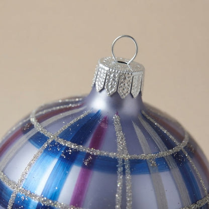 Dettaglio del decoro dipinto a pennello: scozzese blu e lilla