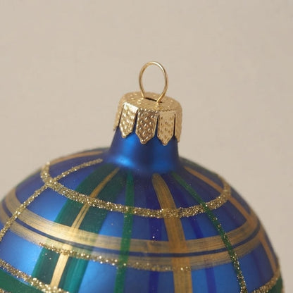 Close-up of the brush-painted decoration: Blue, green and gold tartan