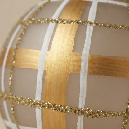 Dettaglio del decoro dipinto a pennello: scozzese oro e bianco