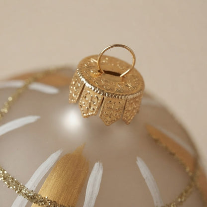 Particolare della palla di Natale in vetro soffiato dipinta a mano