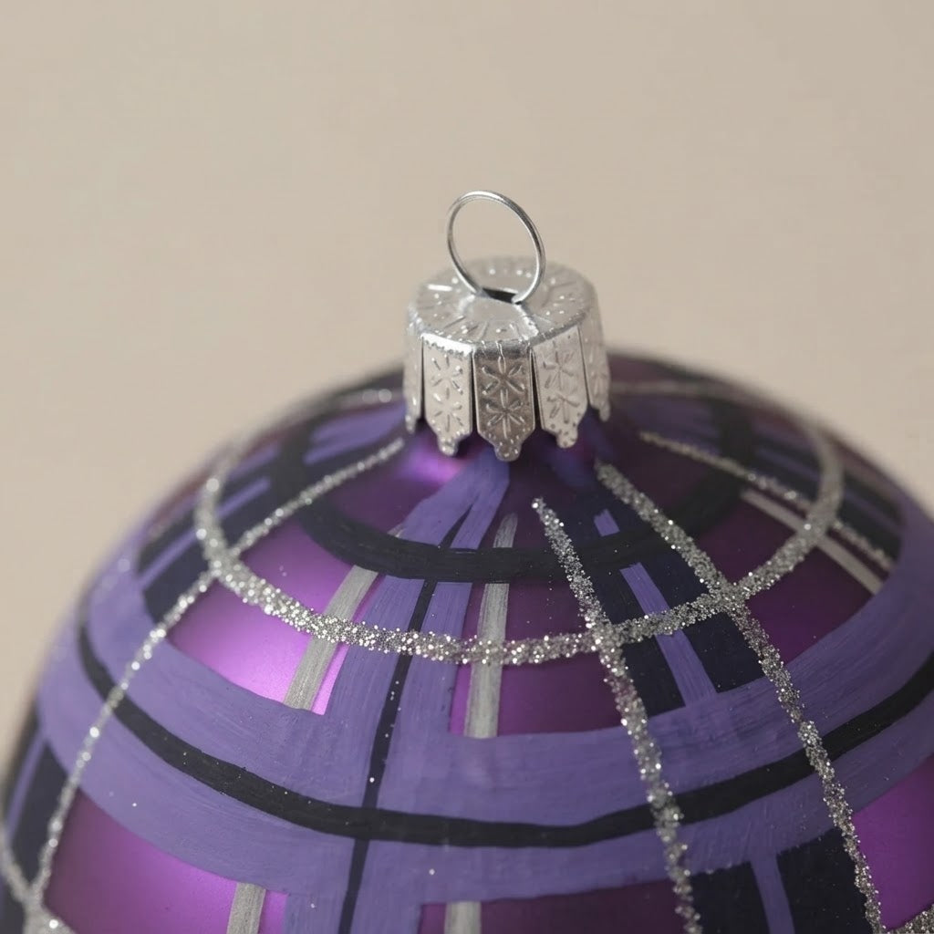 Dettaglio del decoro dipinto a pennello: scozzese viola