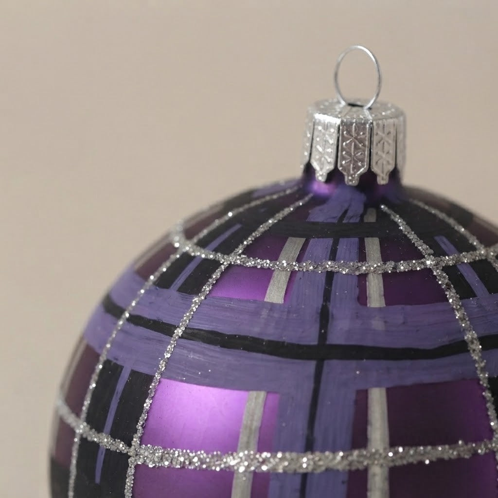 Particolare della palla di Natale in vetro soffiato dipinta a mano