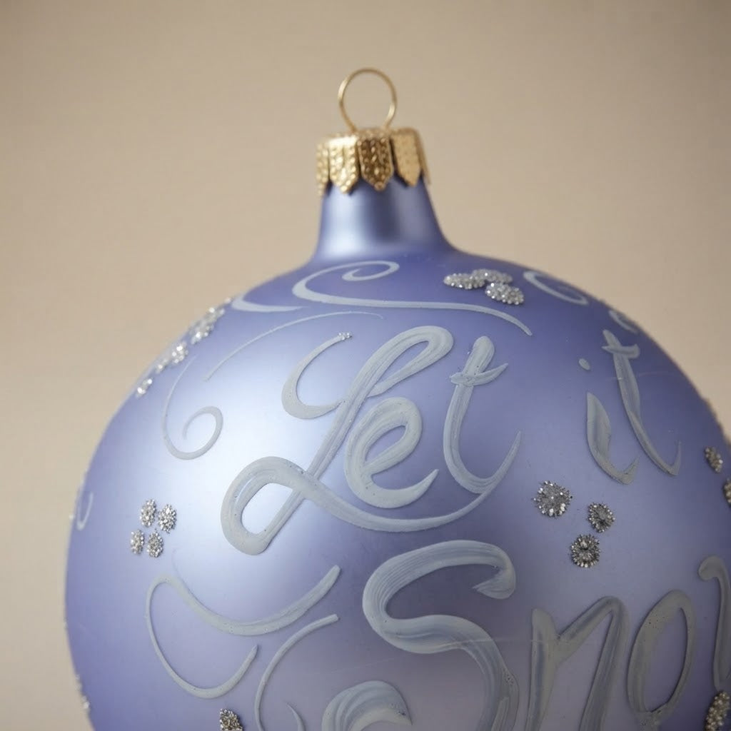 Dettaglio ravvicinato: palla di Natale scritta Let it snow su lilla, Ø 10 cm