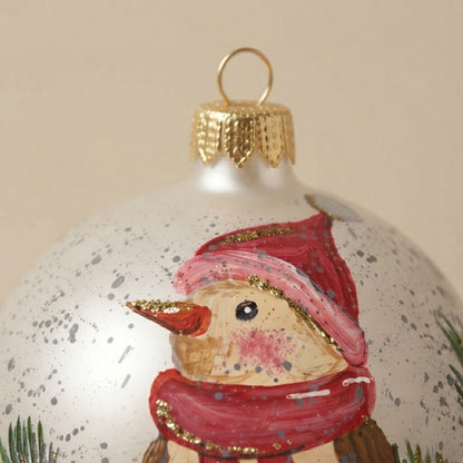Dettaglio del decoro: palla di Natale uccellino con cappello e sciarpa, Ø 10 cm