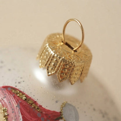 Dettaglio ravvicinato: palla di Natale uccellino con cappello e sciarpa, Ø 10 cm