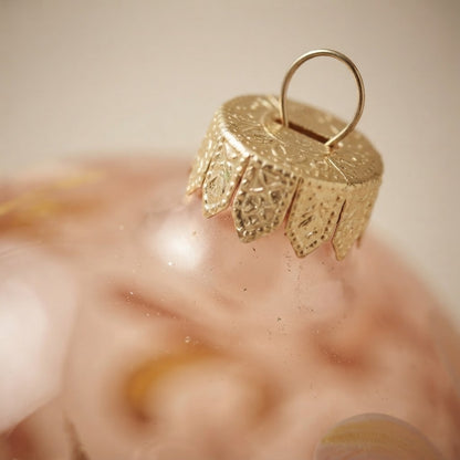 Cappuccio dorato della palla di Natale trasparente