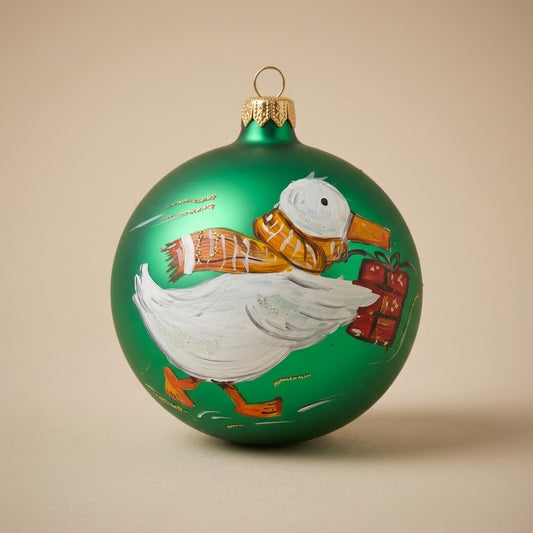 Palla di Natale Ø 10 cm dipinta a mano: papera bianca con sciarpa e regalo su fondo verde