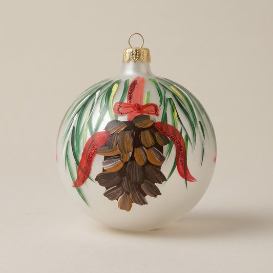 Palla di Natale Ø 10 cm dipinta a mano: pigna con fiocco rosso e aghi di pino su fondo bianco