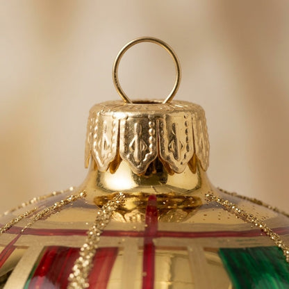 Dettaglio del decoro dipinto a pennello: motivo scozzese rosso e verde su fondo oro