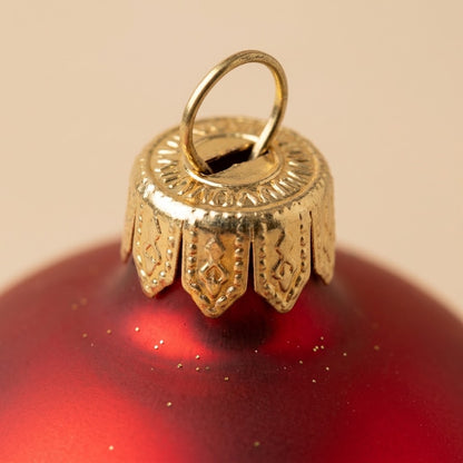 Particolare della palla di Natale in vetro soffiato dipinta a mano