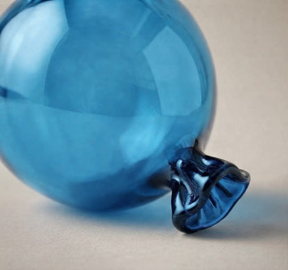 Palloncino di vetro azzurro: dettaglio del nodino arricciato