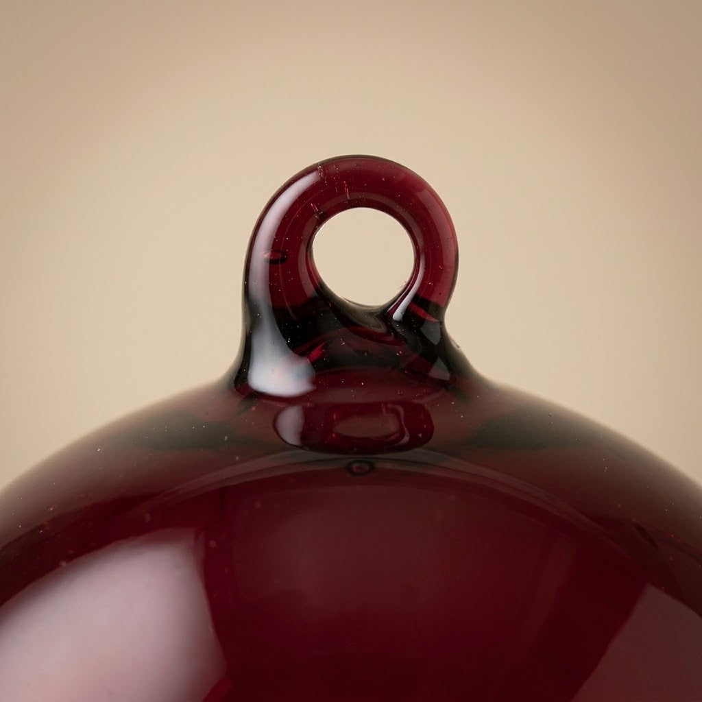 Palloncino di vetro bordeaux: dettaglio dell'asola di vetro
