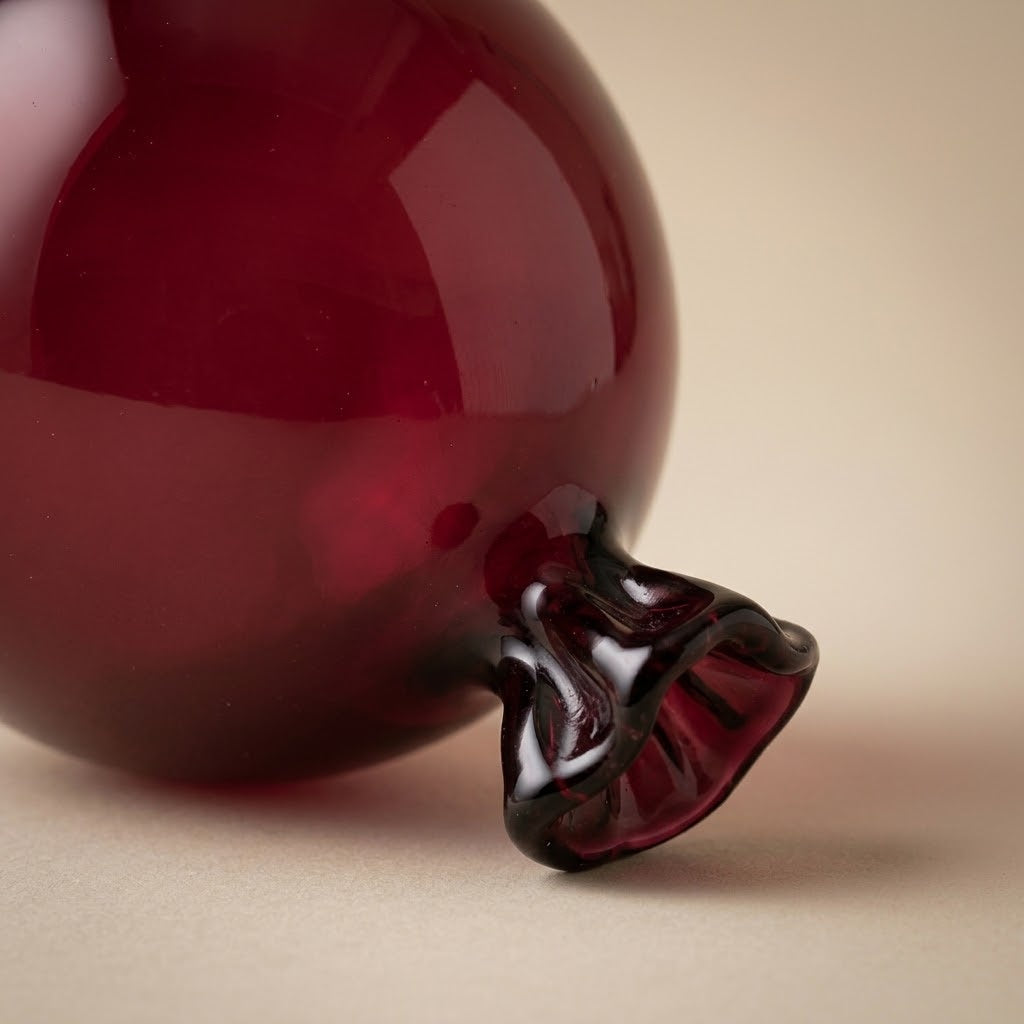 Palloncino di vetro bordeaux: dettaglio del nodino arricciato