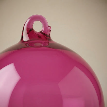 Palloncino di vetro fucsia: dettaglio dell'asola di vetro