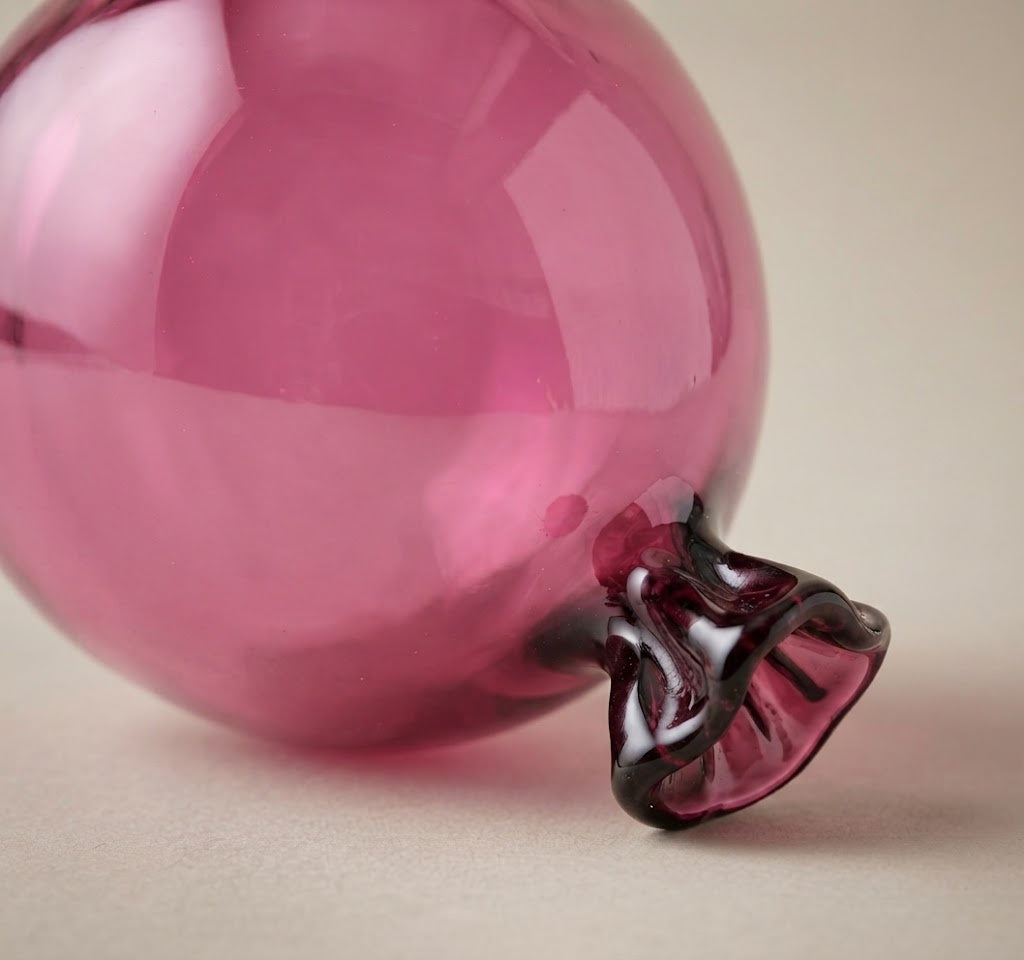 Palloncino di vetro fucsia: dettaglio del nodino arricciato