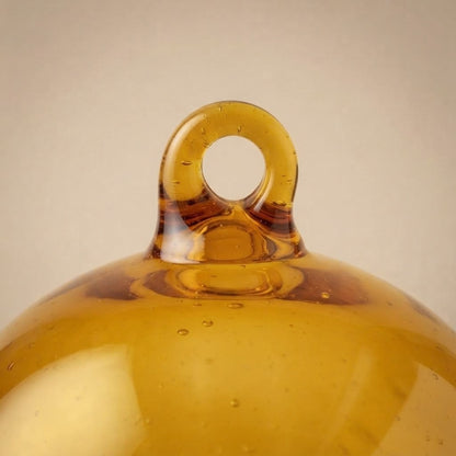 Palloncino di vetro giallo ambra: dettaglio dell'asola di vetro