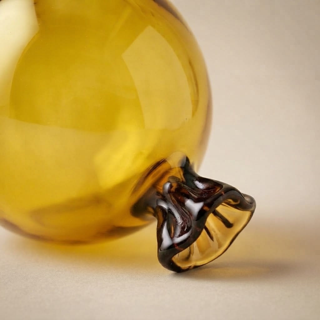Palloncino di vetro giallo ambra: dettaglio del nodino arricciato